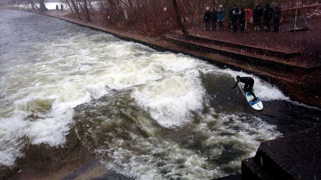 Surfistas no Rio Eisbach, dica imperdível sobre o que fazer em Munique