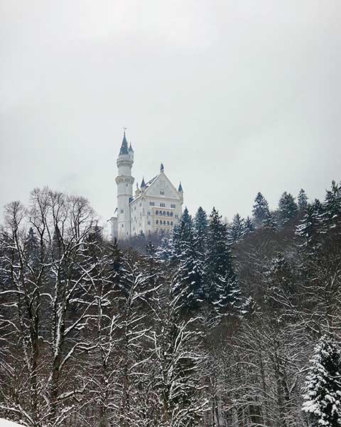 Castelo Neuschwanstein da entrada da cidade