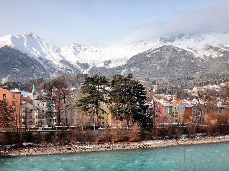 Rio Inn e Alpes austríacos ao fundo: dica sobre o que fazer em Innsbruck