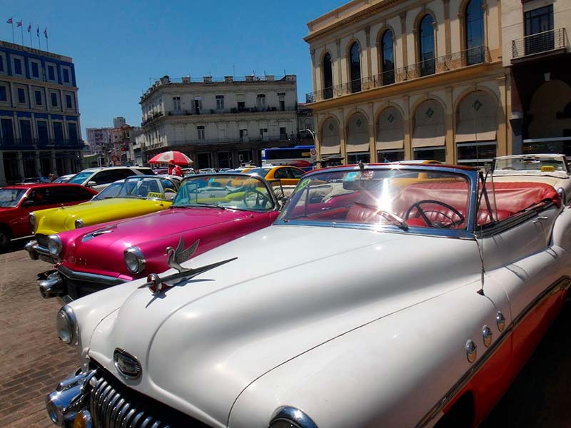 Cartão postal clássico de Cuba: carros antigos