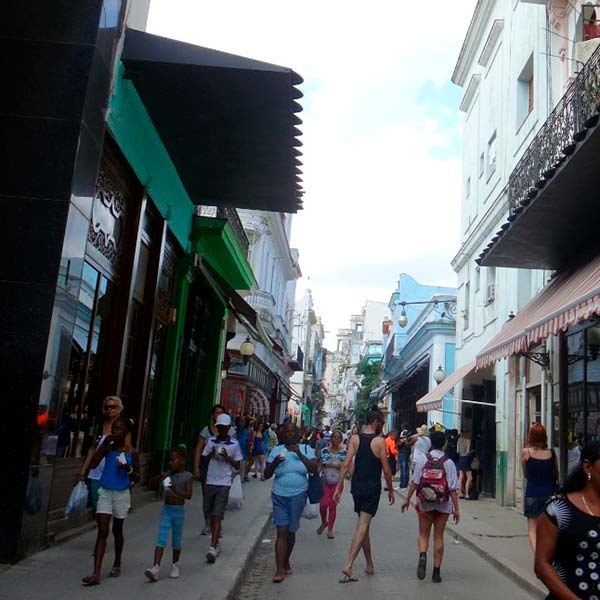 Calle Obispo, rua para se passar durante um roteiro em Havana