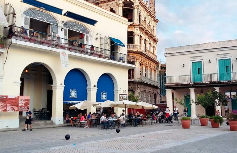 Onde comer em Havana: exemplo de restaurante na Plaza Vieja