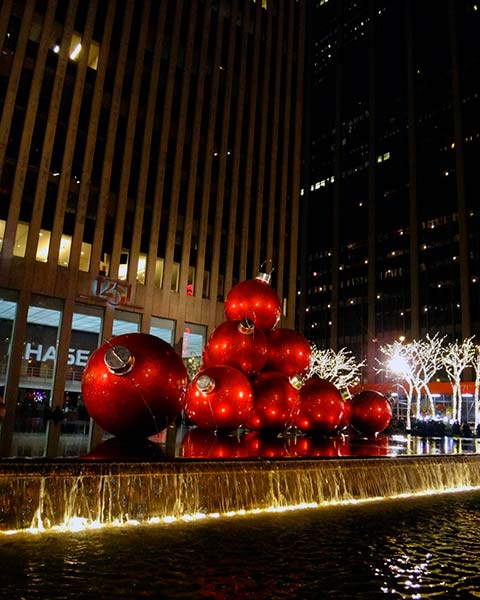 Bolas de Natal gigantes: exemplo da decoração de Natal em Nova York