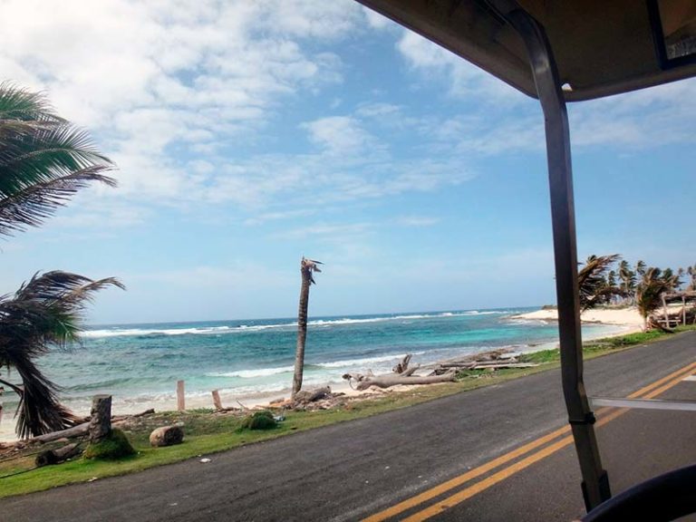 O que fazer em San Andrés: alugar um carrinho de golfe e dar a volta na ilha