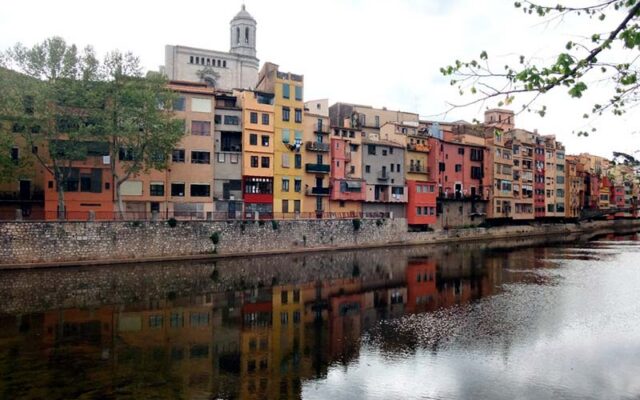 Rio Onyar: o que fazer em Girona, em bate e volta de Barcelona