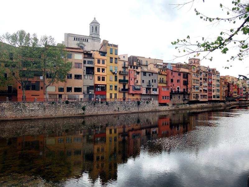 Rio Onyar: o que fazer em Girona, em bate e volta de Barcelona