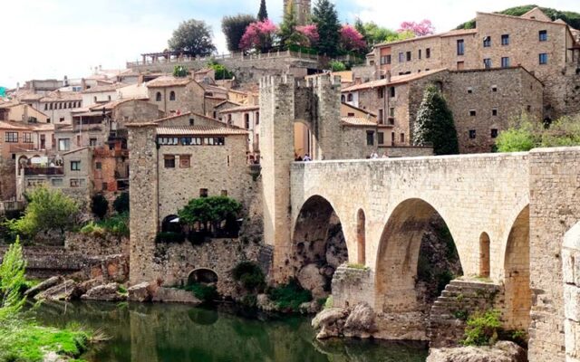 Besalú, cidade medieval na Espanha, visitada em bate e volta de Barcelona