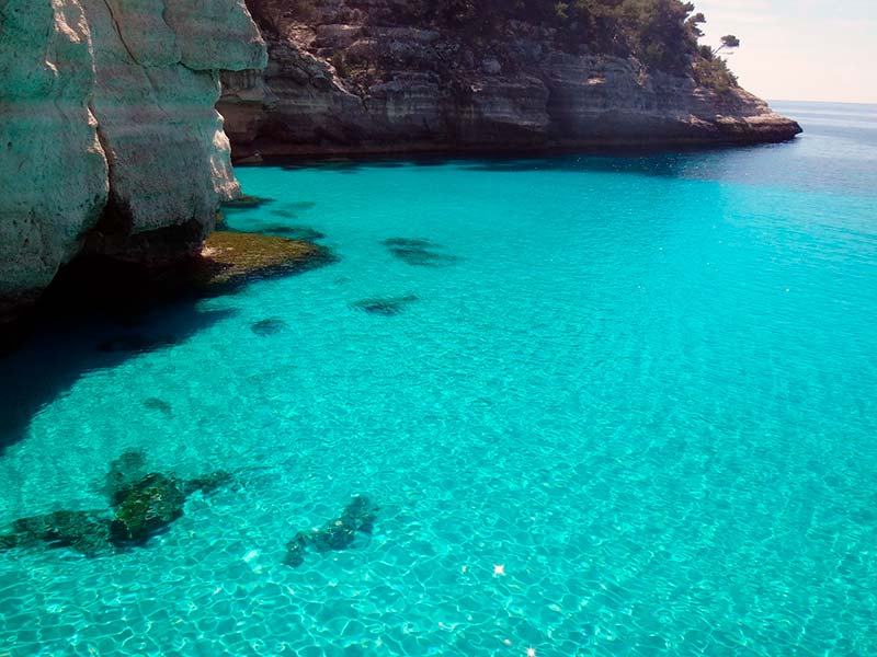 Vista lateral da Cala Mitjana: dica sobre o que fazer em Menorca
