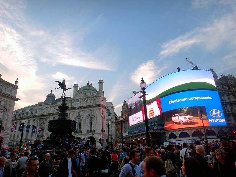 Piccadilly Circus: um dos principais pontos turísticos de Londres