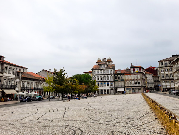 Largo do Toural: dica com o que fazer em Guimarães, Portugal