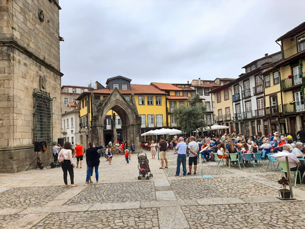 Praça de São Tiago e Largo da Oliveira: dica imperdível com o que fazer em Guimarães, Portugal
