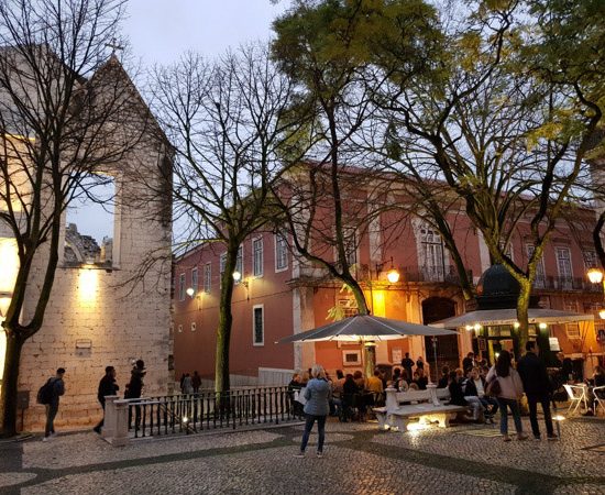Praça do Carmo: dica sobre onde ficar em Lisboa
